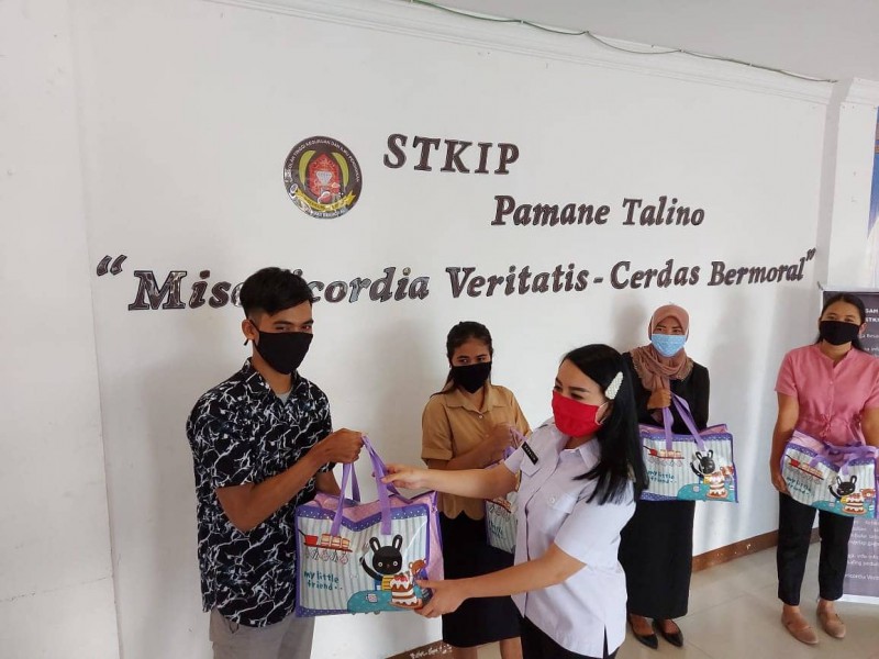 STKIP PAMANE TALINO DAN PEMDA LANDAK BERIKAN BANTUAN SEMBAKO DAN APD